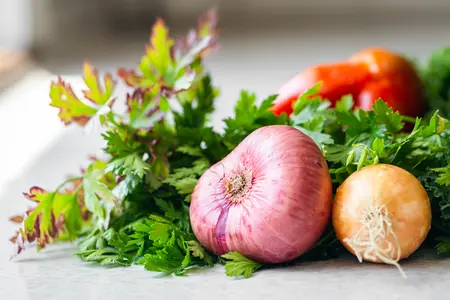 Knoblauch, Zwiebeln und Gewürze auf einem Tisch